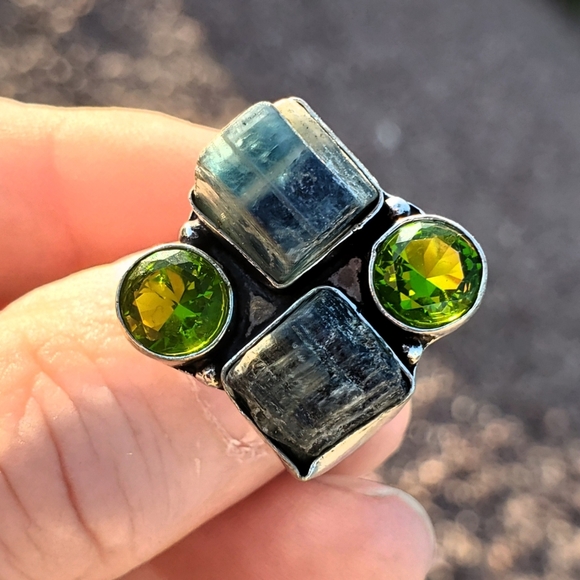New Rough Kyanite & Peridot 925 Silver Ring. - Picture 9 of 16
